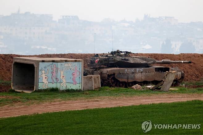 가자지구 코앞 배치된 이스라엘군 탱크 (로이터 연합뉴스) 12일(현지시간) 가자지구 국경 부근에서 이스라엘군 탱크가 기동하고 있다. 2025.2.13 photo@yna.co.kr