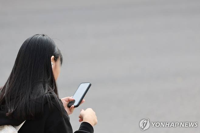스마트폰 사용하는 학생 [연합뉴스 자료사진]