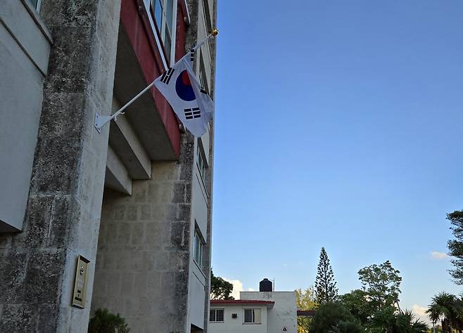 주쿠바 한국대사관이 입주한 건물 외벽에 붙은 태극기 [촬영 이재림 특파원]
