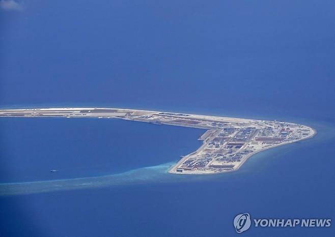 남중국해 수비 암초 2017년 4월 21일(현지시간) 공중에서 촬영된 남중국해 수비 암초의 모습. 중국이 매립을 통해 넓힌 암초에 각종 시설이 들어서 있다. 2025.02.13
[EPA 연합뉴스 자료사진. 재판매 및 DB 금지]