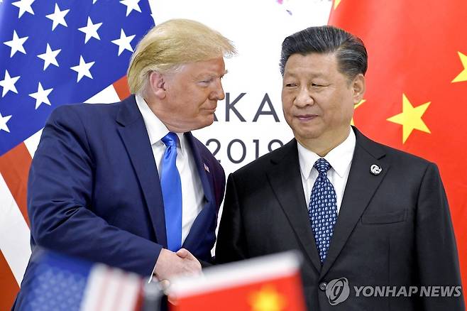 미중 정상 2019년 6월 일본 오사카에서 열린 주요 20개국(G-20) 정상회담에서 만나 악수하는 도널드 트럼프(왼쪽) 당시 미국 대통령과 시진핑 중국 국가 주석. [AP=연합뉴스 자료사진]