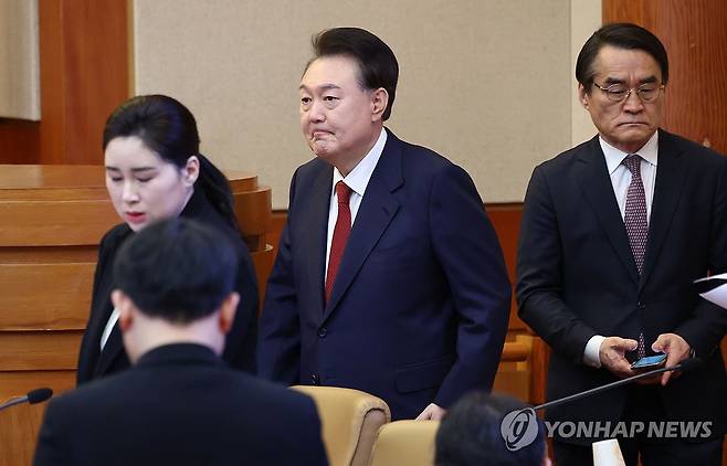 자리로 향하는 윤석열 대통령 (서울=연합뉴스) 김인철 기자 = 윤석열 대통령이 13일 서울 종로구 헌법재판소 대심판정에서 열린 '윤석열 대통령 탄핵심판 8차 변론'에 출석해 자리로 향하고 있다. 2025.2.13 yatoya@yna.co.kr