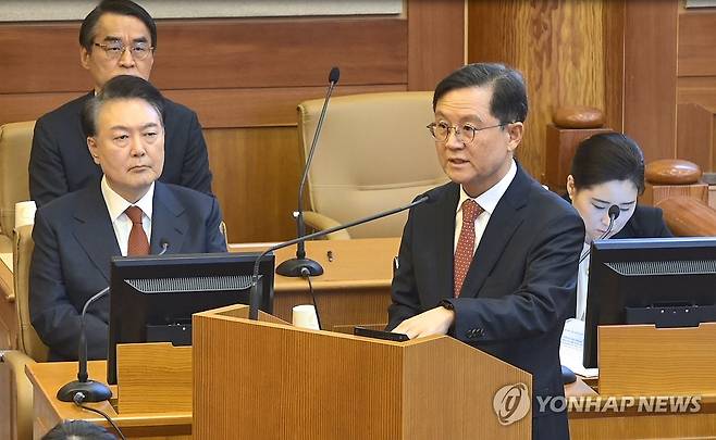 윤갑근 변호사, 윤 대통령 탄핵 심판 8차 변론 발언 (서울=연합뉴스) 윤석열 대통령측 윤갑근 변호사가 13일 서울 종로구 헌법재판소에서 열린 윤 대통령 탄핵 심판 8차 변론에서 발언하고 있다.  2025.2.13  [헌법재판소 제공. 재판매 및 DB 금지] photo@yna.co.kr