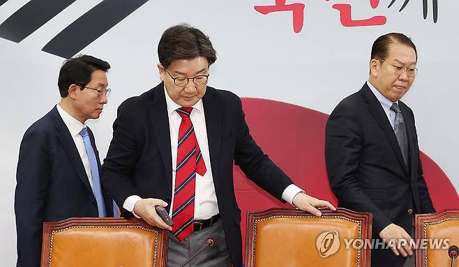 비상대책위원회의 입장하는 권영세 비대위원장과 권성동 원내대표 (서울=연합뉴스) 김주형 기자 = 국민의힘 권영세 비상대책위원장(오른쪽)과 권성동 원내대표가 13일 국회에서 열린 비상대책위원회의에 입장하고 있다. 왼쪽은 김상훈 정책위의장. 2025.2.13 kjhpress@yna.co.kr