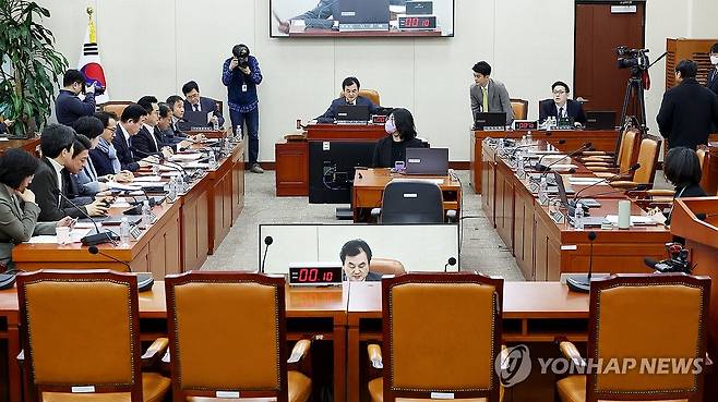 활동 연장된 내란국조특위, 청문회 누구 부를까 (서울=연합뉴스) 류영석 기자 = 13일 국회에서 열린 윤석열 정부의 비상계엄 선포를 통한 내란 혐의 진상규명 국정조사특별위원회 전체회의에서 안규백 위원장이 이달 열릴 청문회 출석 증인 및 참고인 대상자에 대한 가결을 선포하고 있다. 여당 의원들은 이에 반대해 의결에 참여하지 않았다. 2025.2.13 ondol@yna.co.kr