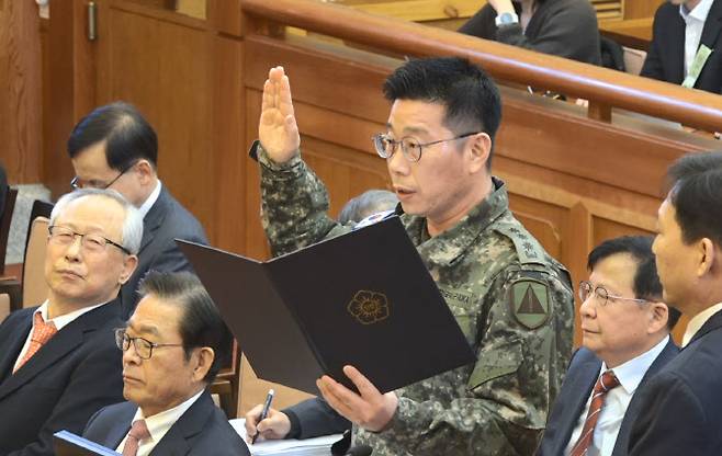조성현 수도방위사령부 제1경비단장(대령)이 13일 서울 종로구 헌법재판소에서 열린 윤석열 대통령 탄핵 심판 8차 변론에서 증인 선서를 하고 있다.(사진=연합뉴스 제공)