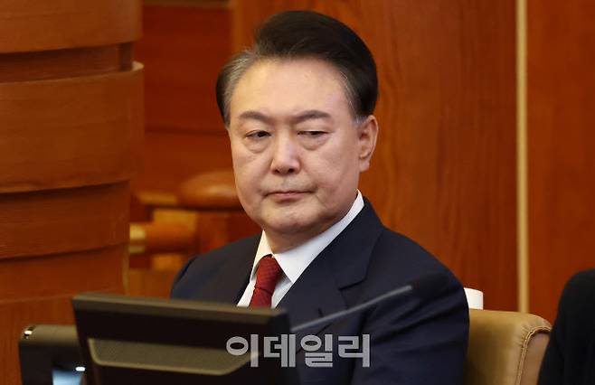 윤석열 대통령이 지난 13일 서울 종로구 헌법재판소에서 열린 ‘윤석열 대통령 탄핵심판 8차 변론’에 출석하고 있다. (사진=공동취재단)