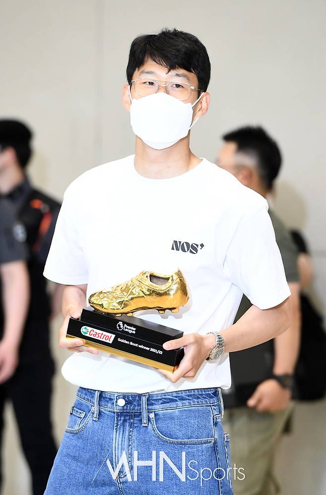 골든부츠를 들고 입국하는 손흥민