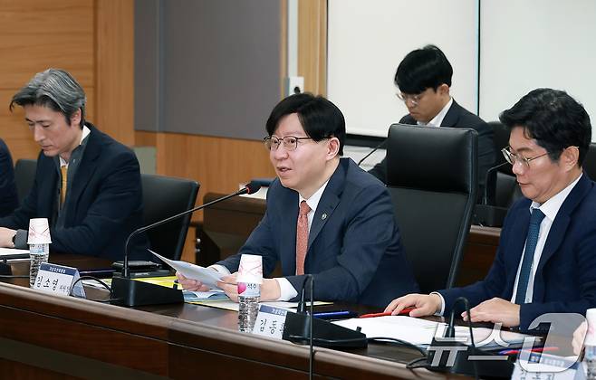 김소영 금융위원회 부위원장이 13일 오전 서울 종로구 정부서울청사에서 열린 제3차 가상자산위원회에서 관계부처·기관 및 민간위원들과 함께 '법인의 가상자산시장 참여 허용'에 대한 정부의 정책화 검토 결과를 최종 논의·점검하고 있다. (금융위원회 제공. 재판매 및 DB 금지) 2025.2.13/뉴스1
