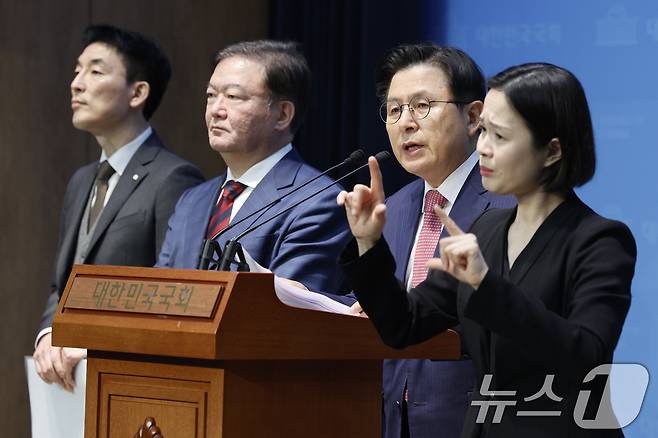 황교안 전 국무총리(오른쪽 두번째부터)와 민경욱 전 의원, 이하상 변호사(김용현 전 국방부 장관 변호인)가 14일 서울 여의도 국회 소통관에서 윤석열 대통령의 비상계엄 선포 옹호 및 21대 총선 부정선거 의혹을 제기하며 기자회견을 하고 있다. 2025.2.14/뉴스1 ⓒ News1 안은나 기자