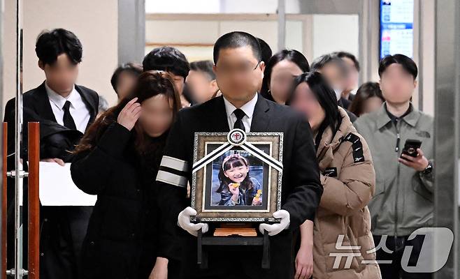 14일 오전 대전 서구 건양대병원 장례식장에서 김하늘양의 발인식이 엄수되고 있다. (공동취재) 2025.2.14/뉴스1 ⓒ News1 김기태 기자