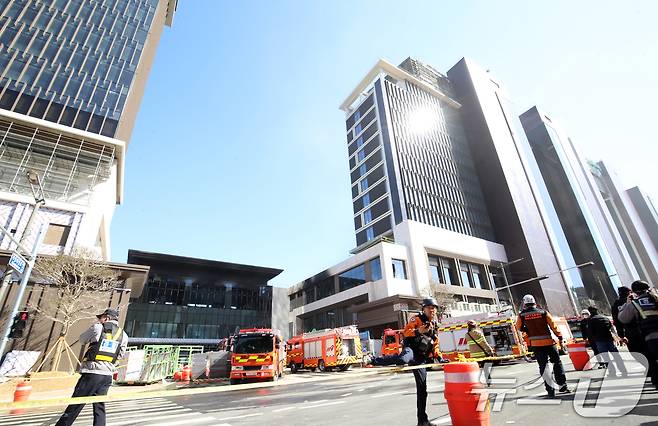 14일 부산 기장군 반얀트리 호텔 신축 공사장에서 화재가 발생해 소방대원들이 진화 작업을 벌이고 있다. 2025.2.14/뉴스1 ⓒ News1 윤일지 기자
