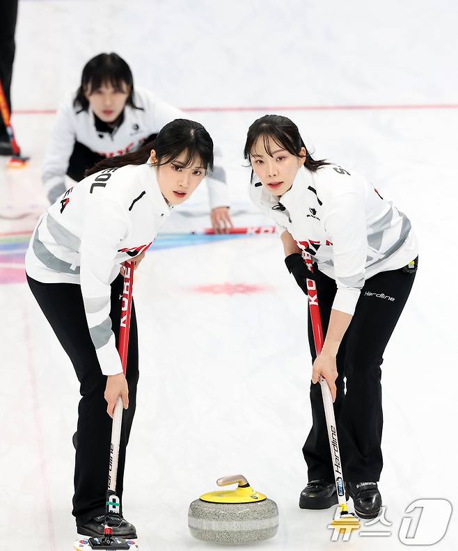 14일 중국 헤이룽장성 하얼빈시 핑팡컬링아레나에서 열린 하얼빈 동계아시안게임 여자 컬링 결승전 한국과 중국의 경기에서 설예은과 김수지가 스톤 진행 방향을 살피고 있다. 2025.2.14/뉴스1 ⓒ News1 이승배 기자