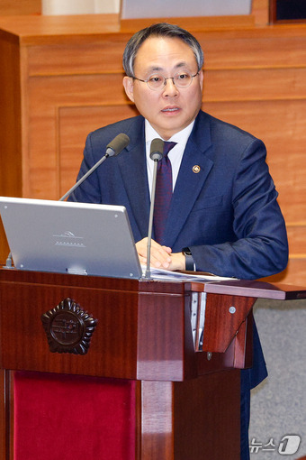 고기동 행정안전부 장관 직무대행(차관)이 14일 오후 서울 여의도 국회에서 열린 제422회국회(임시회) 제6차 본회의에서 신정훈 더불어민주당 의원의 교육·사회·문화에 관한 대정부 질문에 답하고 있다. 2025.2.14/뉴스1 ⓒ News1 안은나 기자