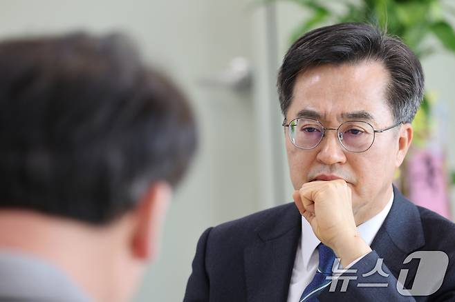 13일 김동연 경기도지사가 광주 상무지구 제주항공 참사 유가족 참사 유가족협의회 사무실에서 박한신 대표 등을 만나 이야기를 듣고 있다. 2025.2.13./뉴스1 ⓒ News1 김태성 기자