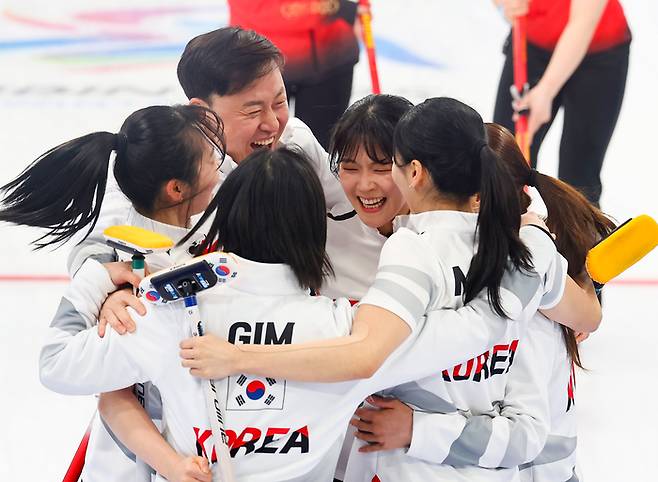 14일 중국 하얼빈 핑팡 컬링 아레나에서 열린 2025 하얼빈 동계아시안게임 여자 컬링 결승전 한국과 중국의 경기에서 대표팀 선수들과 신동호 코치가 금메달을 확정지은 뒤 환호하고 있다. 사진 | 하얼빈=연합뉴스