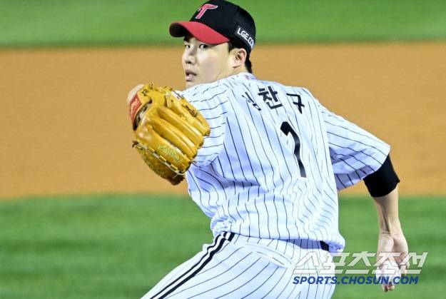 17일 잠실야구장에서 열린 플레이오프 3차전 삼성과 LG의 경기, LG 선발투수 임찬규가 역투하고 있다. 잠실=허상욱 기자 wook@sportschosun.com/2024.10.17/