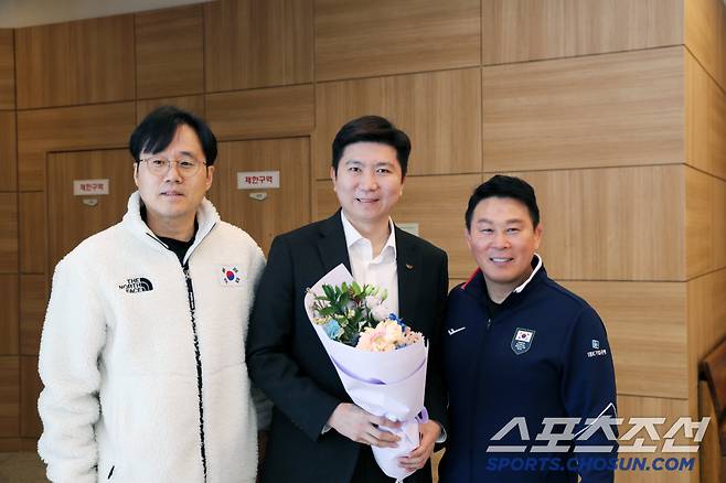 유승민 대한체육회장 당선인과 강호석 국가대표지도자협의회장과 '레전드 레슬러' 안한봉 레슬링대표팀 감독 사진제공=대한체육회