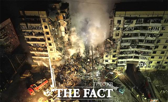 3년 가까이 지속된 러우전쟁은 유럽연합(EU)과의 이해관계, 북한의 러시아 파병 등 복잡한 외교 문제를 동반했다. 사진은 우크라이나 구조대원이 러시아군의 미사일 폭격으로 무너진 건물에서 구조작업을 진행하고 있는 모습. /AP.뉴시스