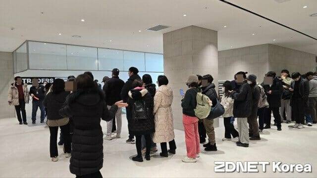 트레이더스 마곡점에 많은 인파가 몰리자 한때 점포 내 고객 수를 조정하기 위해 입장을 제한하기도 했다. 사진은 입장을 위해 매장 밖에서 줄 서있는 고객들의 모습.