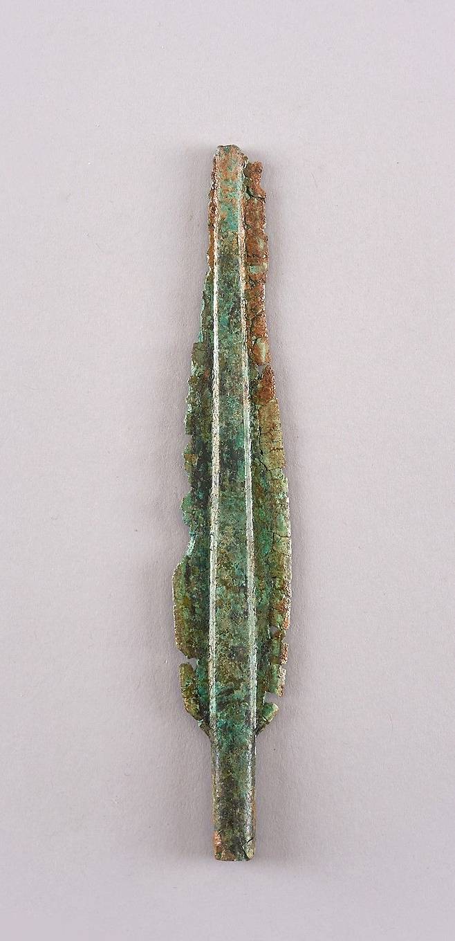 청동기실에 전시된 청주 학평리 비파형 동검. 국립중앙박물관 제공