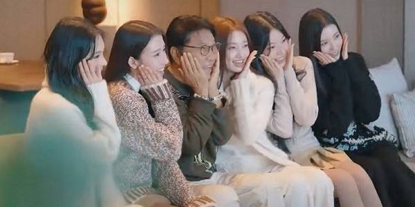 SM 떠난 이수만, 걸그룹 틈에서 ‘꽃받침’(사진: A20엔터테이먼트 공식 유튜브 채널)