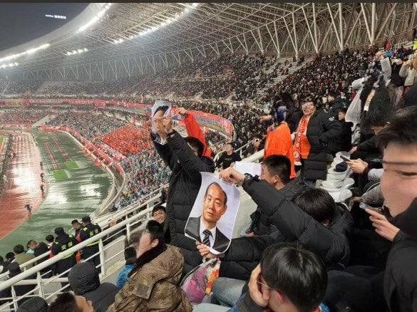 전두환 전 대통령과 북한 김정은 사진을 들고 응원하고 있는 중국 관중들. /온라인 커뮤니티