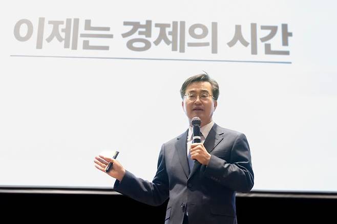 김동연 경기도지사가 14일 광주경영자총협회에서 특강을 하고 있다.ⓒ