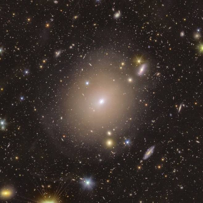 5억9천만광년 거리에 있는 NGC 6505 은하. 중력렌즈 현상이 만든 ‘아인슈타인 링’이 은하 중심부에서 처음으로 발견됐다. 유럽우주국 제공