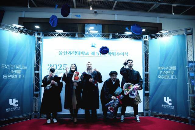 14일 울산 동구 울산과학대 대강당에서 열린 2024 전기 학위수여식에서 아프간 특별기여자 자녀들이 학사모를 던지며 졸업을 자축하고 있다. 울산=박은경 기자