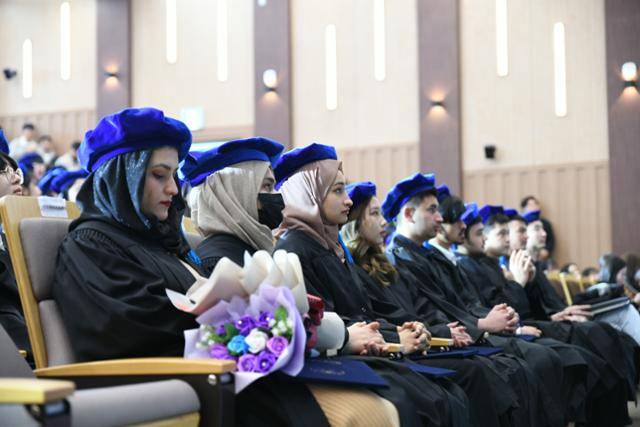 14일 울산 동구 울산과학대 대강당에서 열린 2024 전기 학위수여식에서 아프간 특별기여자들이 졸업 축하 공연을 관람하고 있다. 울산= 박은경 기자