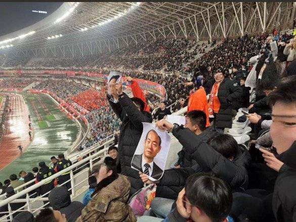 광주FC와 산둥 타이산(중국)의 2024~25 아시아축구연맹(AFC) 챔피언스리그 엘리트(ACLE) 경기에 전두환 전 대통령 사진이 등장해 논란이 일었다. 사진=온라인 커뮤니티 캡처