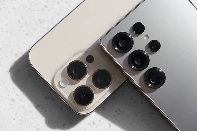 갤럭시 S24 울트라는 아이폰 15 프로를 근소한 차이로 넘지 못했다. 하지만 S25 울트라는 아이폰 16 프로를 성능으로 역전했다 / 출처=IT동아