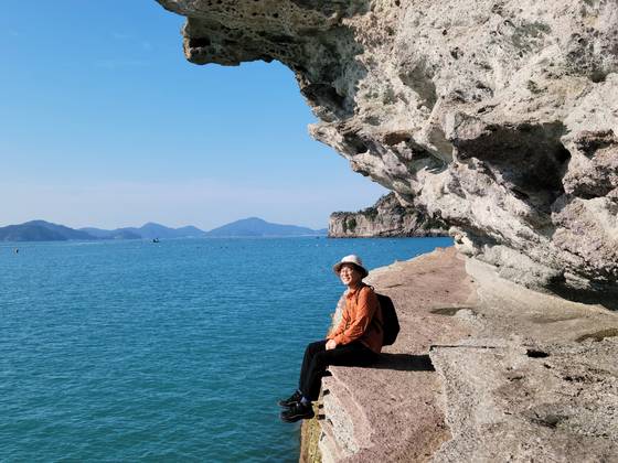 가마바위 아래쪽 해안. 울릉도 도동해안과 제주도 용머리해안을 합친 듯하다.