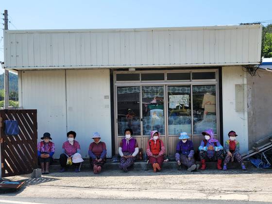 차우리마을에서 만난 할머니들.