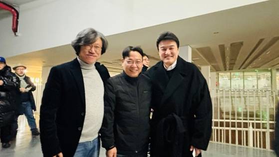 '정돌이' 송귀철 씨(가운데)가 김대현 감독(왼쪽), 배우 박중훈(오른쪽)과 함께 포즈를 취했다. 사진 인디라인