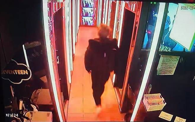 서울-부산의 코인노래방에서 현금 3300만원을 절도한 피의자 A씨가 서울 사당역 인근의 한 코인노래방에서 검거되기 직전의 모습. 사진제공=강남경찰서