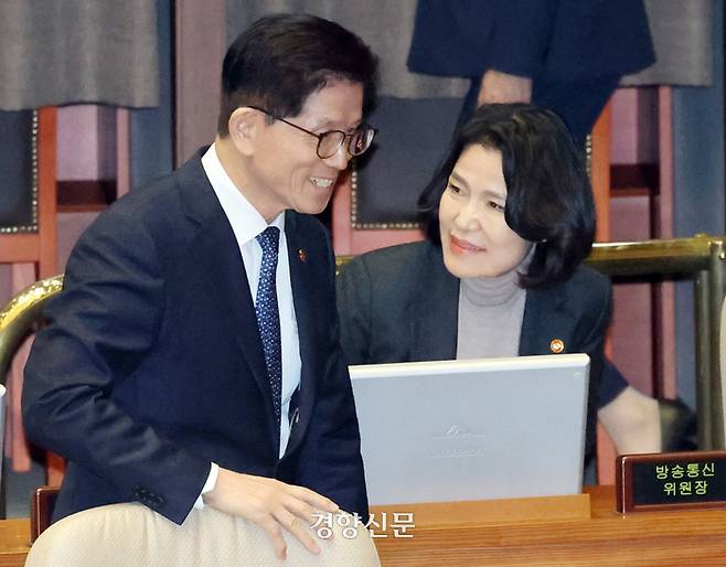 김문수 고용노동부 장관과 이진숙 방송통신위원장이 14일 국회 본회의 교육·사회·문화 분야 대정부질문에 출석해 웃으며 대화하고 있다. 박민규 선임기자