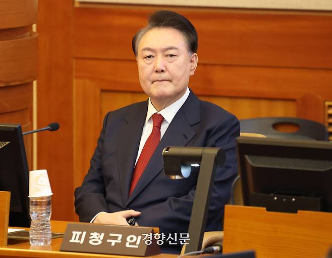 윤석열 대통령이 지난 13일 서울 종로구 헌법재판소에서 열리는 탄핵심판 8차 변론에 출석하고 있다. 사진공동취재단
