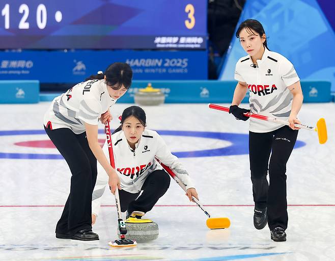 South Korean women's curling team during the finals against China at Harbin Pingfang District Curling Arena in China, Friday (Yonhap)