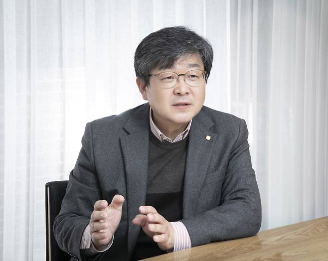 송치용 한국가금수의사회 회장이 최근 쿠키뉴스와 가진 인터뷰에서 뉴캐슬병과 백신 선택의 중요성에 대해 설명하고 있다.&nbsp;