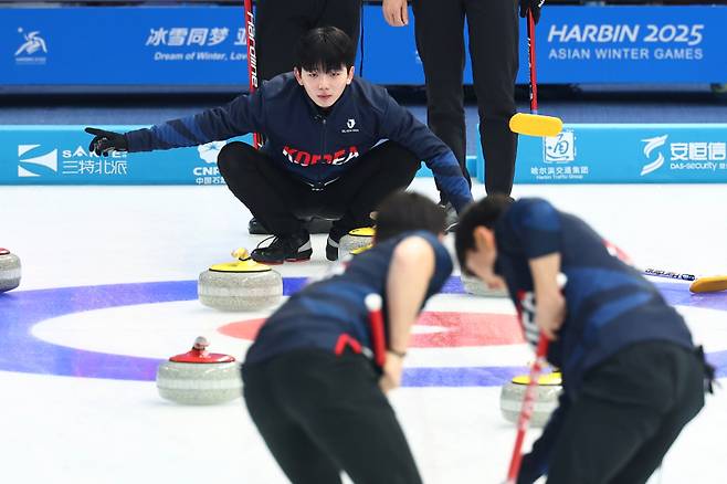 한국 남자 컬링 대표팀이 14일 중국 하얼빈 핑팡 컬링 아레나에서 필리핀과 경기를 펼치고 있다. 연합뉴스