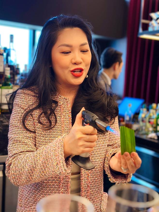 판단 잎을 토치로 살짝 그을리는 아만다 완의 모습 / 사진=권효정 여행+ 기자