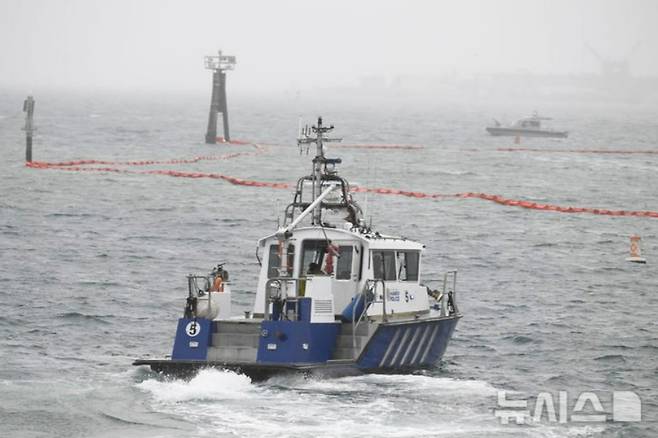 미국 캘리포니아주 샌디에이고 바다에 군용기가 추락하는 사고가 발생했다. 추락 현장에서 순시선들이 해역 수색에 나선 모습. /AP=뉴시스