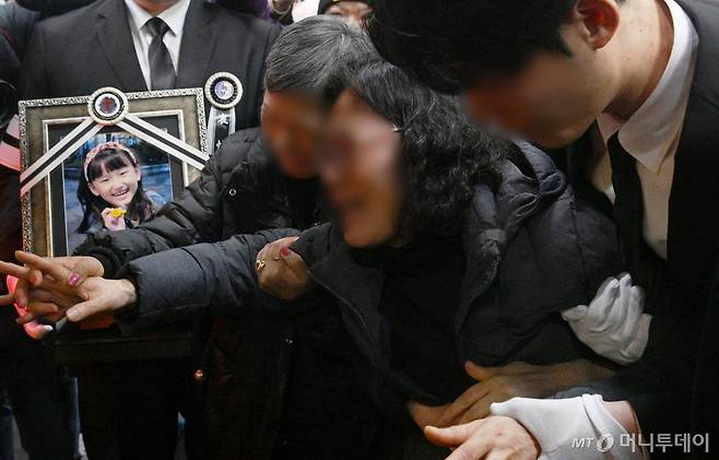 (대전=뉴스1) 김기태 기자 = 14일 오전 대전 서구 건양대병원 장례식장에서 김하늘양의 발인식이 엄수되고 있다. (공동취재) 2025.2.14/뉴스1  Copyright (C) 뉴스1. All rights reserved. 무단 전재 및 재배포,  AI학습 이용 금지. /사진=(대전=뉴스1) 김기태 기자