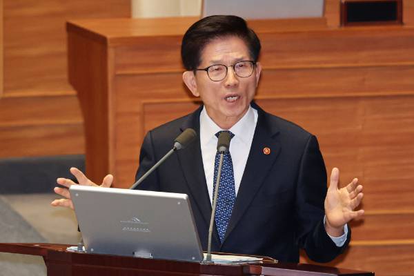 김문수 고용노동부 장관이 일제강점기 당시 김구 선생의 국적을 두고 "중국이라는 얘기가 있다"고 답했다. 사진은 김문수 고용노동부 장관이 제6차 본회의 교육-사회-문화 분야 대정부 질문에서 임이자 국민의힘 의원 질의에 답하는 모습. /사진=뉴시스