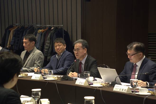 방승찬(D왼쪽에서 세 번째) ETRI 원장이 초실감 공간결합(다봄) 프로젝트 정책토론회에서 발언하고 있다.[ETRI 제공]