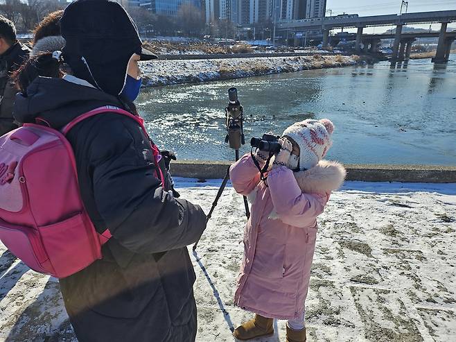 지난 8일 서울 성동구 중랑천에서 진행된 버드쓰담 활동에 참여한 김다은 양이 쌍안경을 쓰고 있다. 김광우 기자.