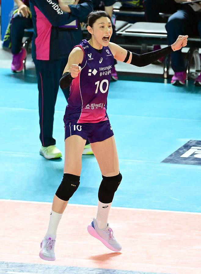 [서울=뉴시스] 정병혁 기자 = 30일 대전 충무체육관에서 열린 도드람 2024~2025 V-리그 여자부 정관장 대 흥국생명의 경기, 공격에 성공한 김연경이 환호하고 있다.(사진=한국배구연맹 제공) 2025.01.30. photo@newsis.com *재판매 및 DB 금지