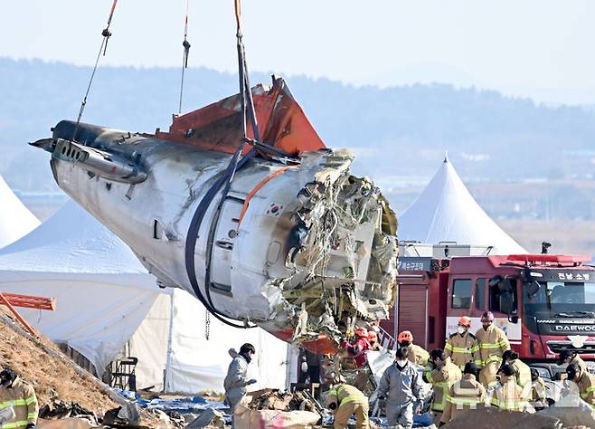 [무안=뉴시스] 김혜인 기자 = 16일 오전 제주항공 여객기 참사가 발생한 전남 무안국제공항에서 사고 동체 잔해 수습 작업이 진행되고 있다. 2025.01.16. hyein0342@newsis.com